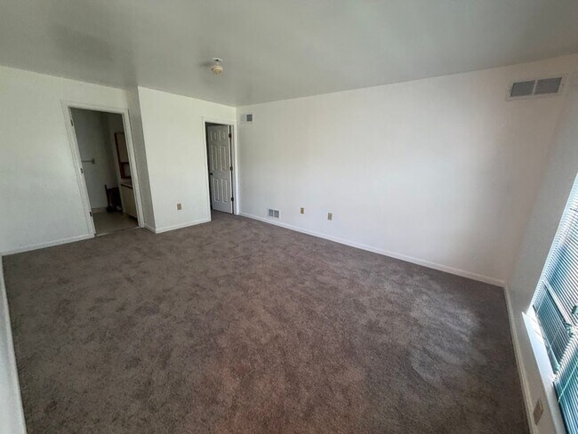 Building Photo - 3 Bedroom Seven Oaks Condo