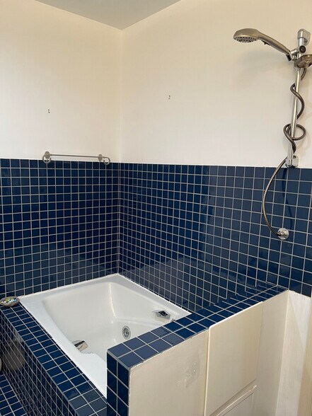 Primary Bathroom (B) - 1914 5th St NW