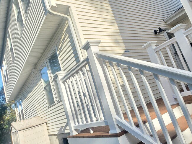 Building Photo - 1093 Shippan Ave