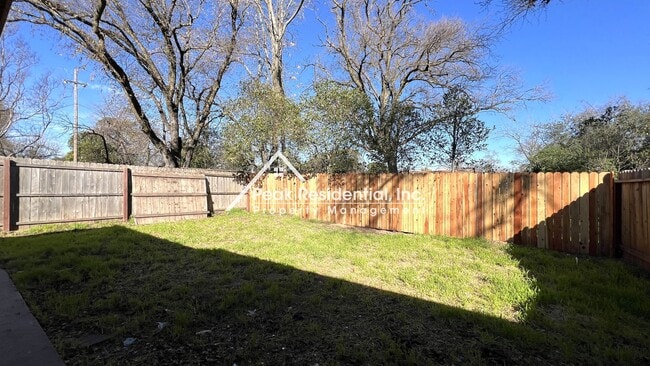 Building Photo - Carmichael 2bd/1ba Duplex near Manzanita & Auburn Blvd