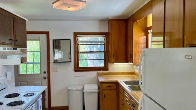 Building Photo - Furnished 2BR Home + Flex | Monona Home w/...