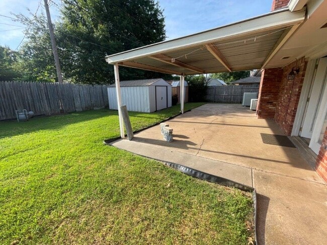 Building Photo - 2204 Edgewood Dr