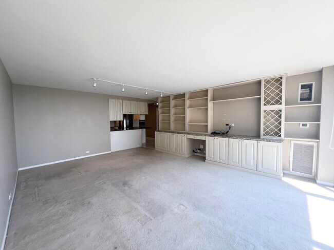 Building Photo - 2650 N Lakeview Ave