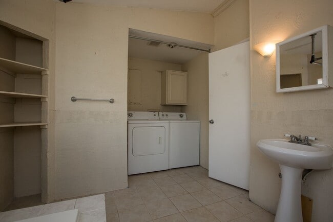 Building Photo - Charming Old Town Bungalow!