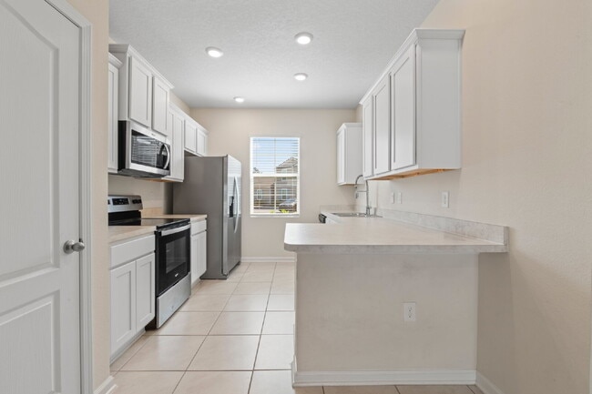 Building Photo - Oakleaf Plantation 3-Bedroom Townhouse in Towering Oaks – Spacious 1450 Sq Ft Living with 2 Full ...