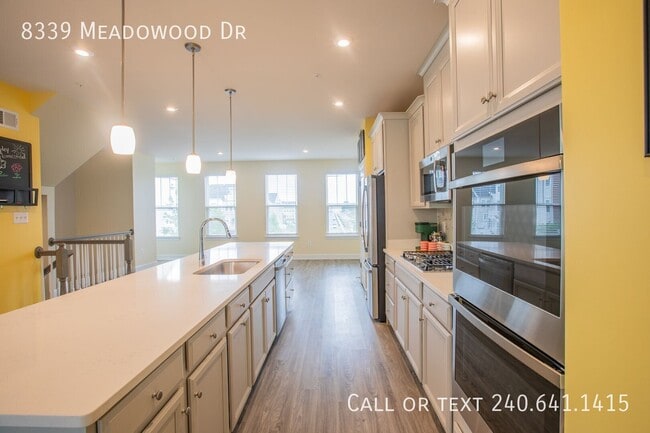 Building Photo - 8339 Meadowood Dr