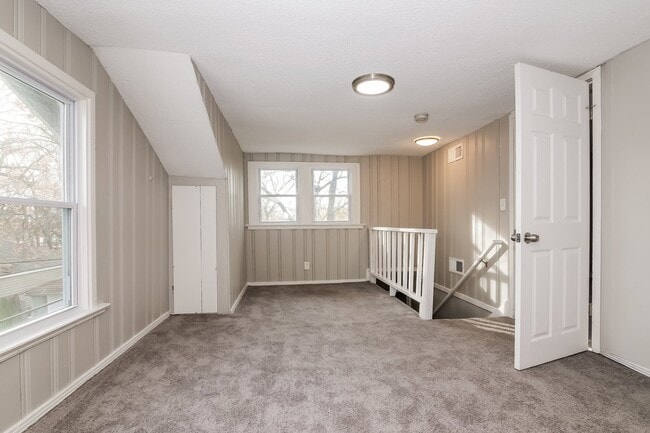 Building Photo - 4715 NE 45th Terrace