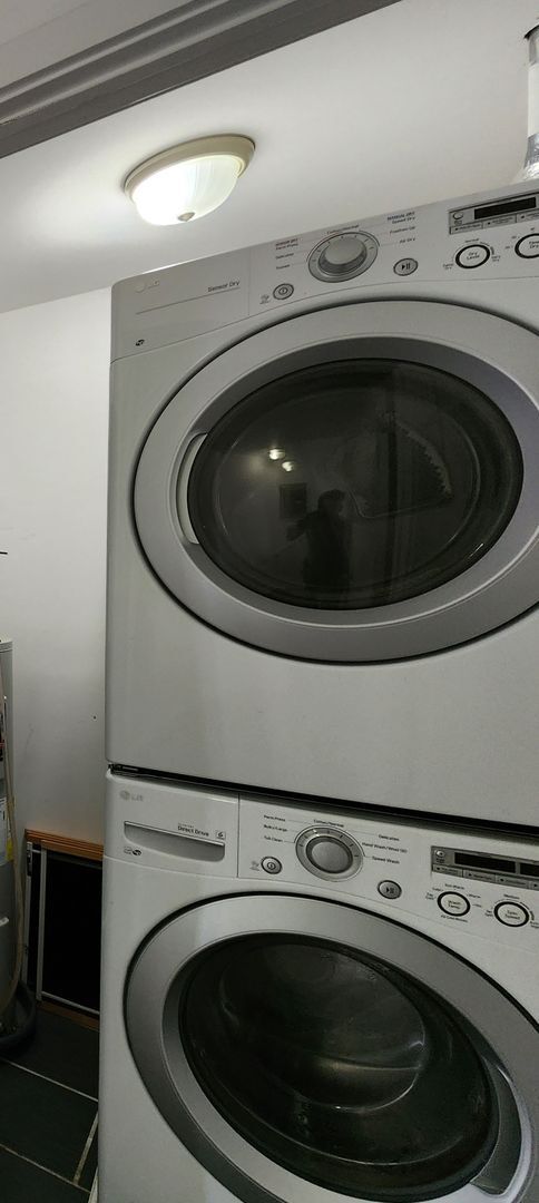 Building Photo - Spacious studio with deck available in NoLibs starting March 1st