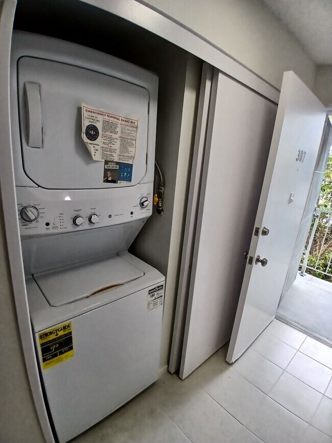 Building Photo - !!!!! Large 2BD Condo with parking in Alamitos !!!!