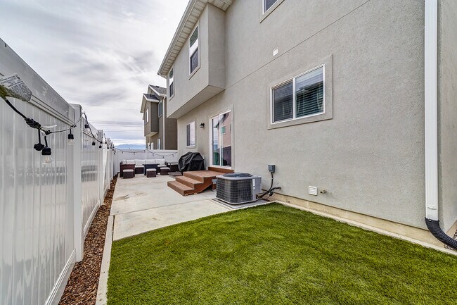 Building Photo - 7182 N Brook Rdg