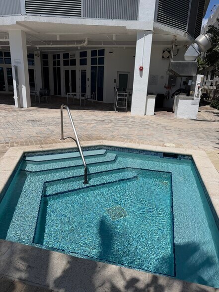 Jacuzzi - 6515 Collins Ave