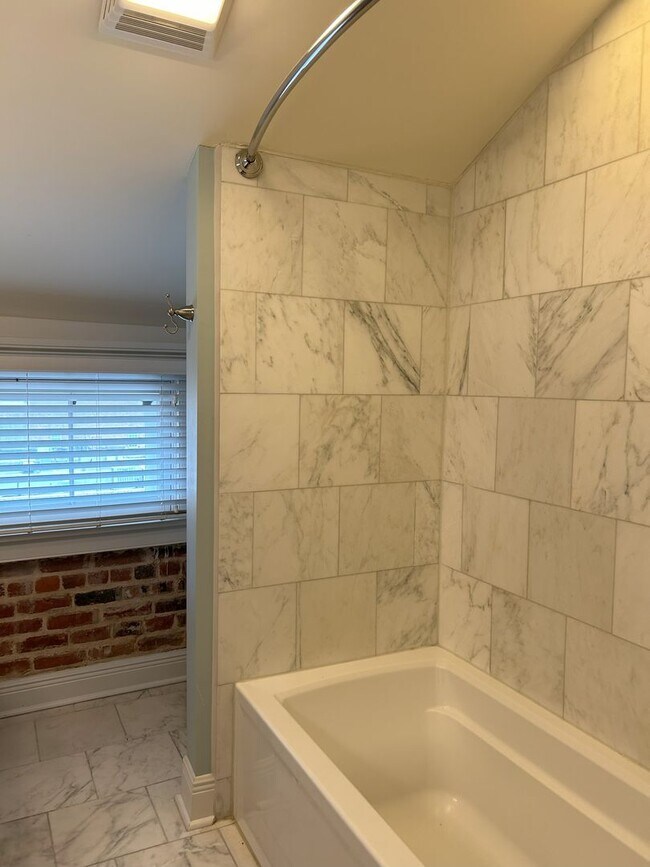 Building Photo - 802 St Charles Ave