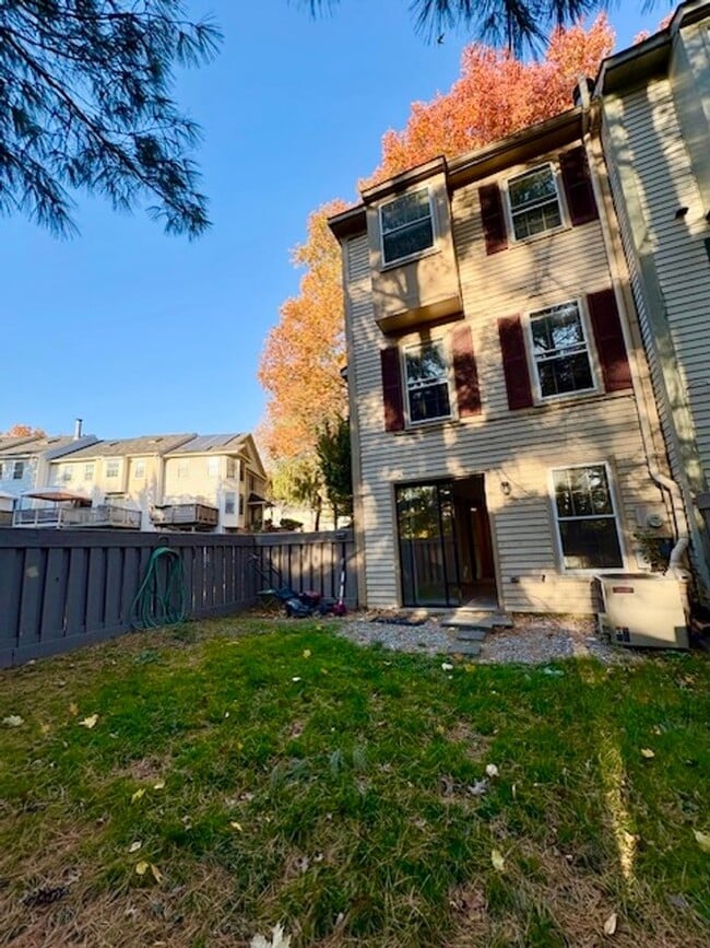 Building Photo - Beautiful end-unit townhome. Walkout basem...