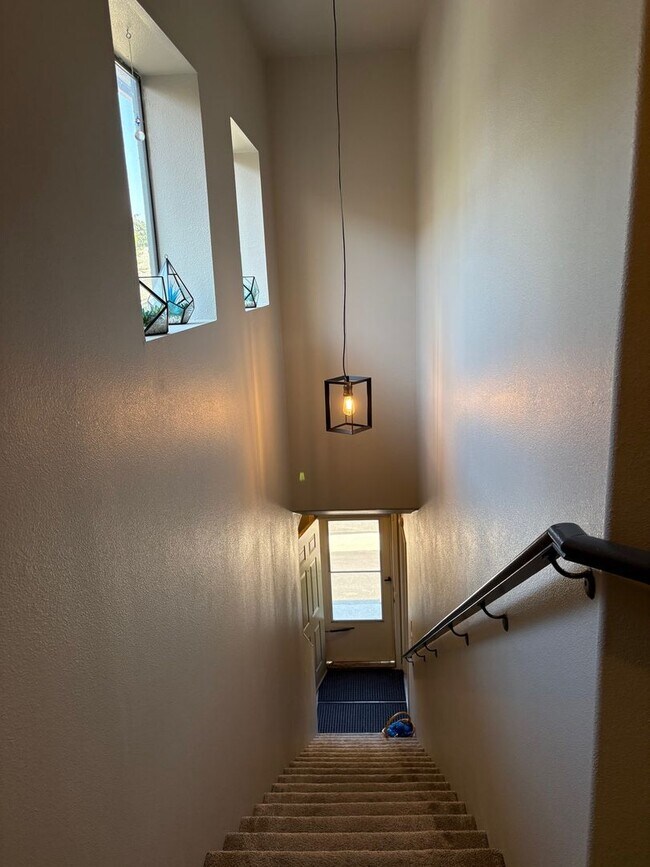 Building Photo - Gated community 2 Bedroom 2 Bath Condo