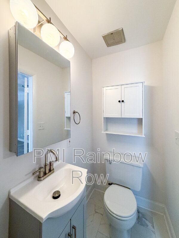 Building Photo - 425 Carriage Ln