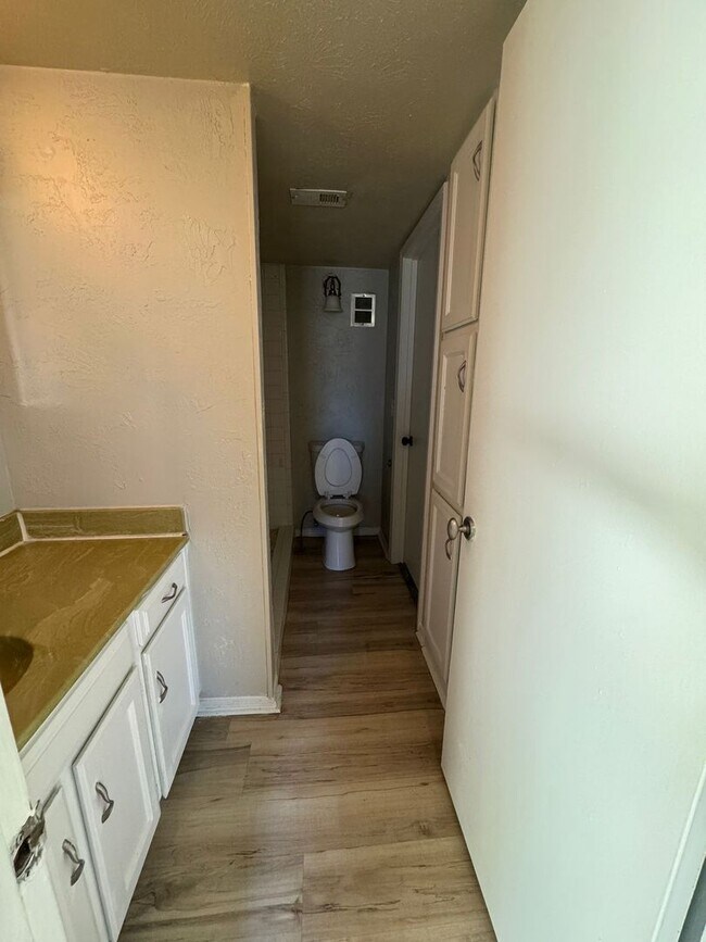 Building Photo - Ready to move in...