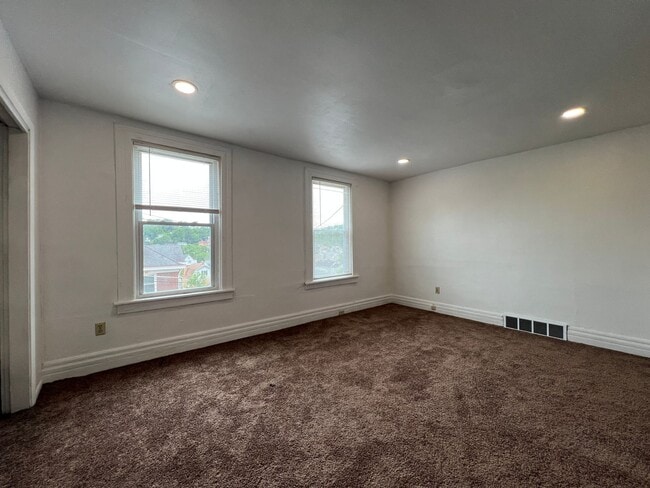 Building Photo - Charming and Updated 3BR Home For Rent in Pittsburgh's Elliot Neighborhood
