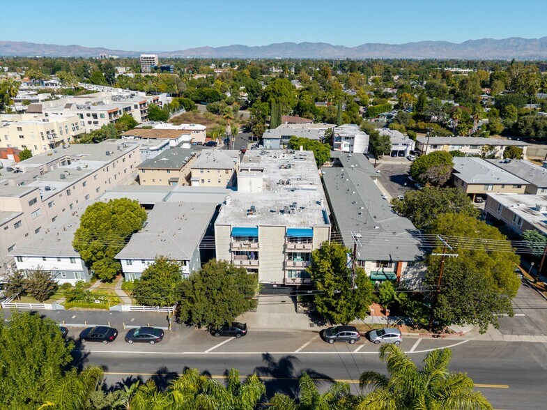 Building Photo - 13543 Moorpark St