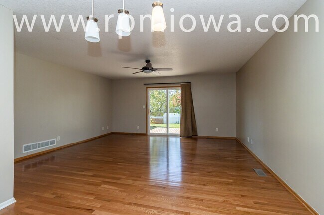 Building Photo - FENCED IN YARD!!  4 Bedroom, 2.5 Bathroom Home in Waukee