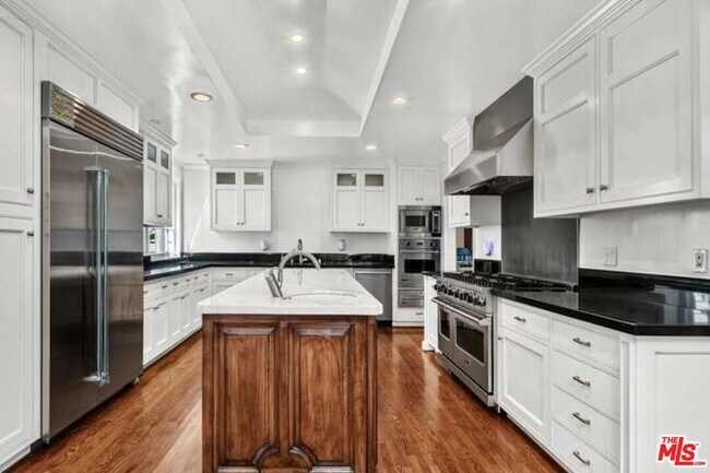 Building Photo - 510 Toyopa Dr