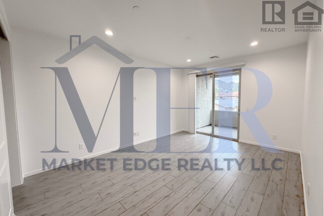 Building Photo - 3Bed/2.5Bath Townhouse at 7th St/Hatcher! Move-In Ready on 04/09/2026! -- NO HOA! ALL TILE FLOORING!