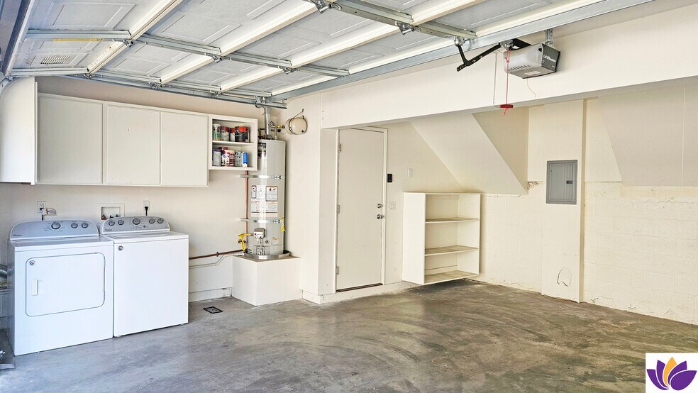 Building Photo - 5800 Owensmouth Ave