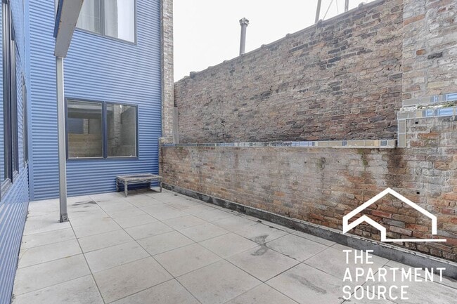 Building Photo - South Loop 3 bed 2 bath -- Updated Kitchen, HUGE Floorplan, Large Patio