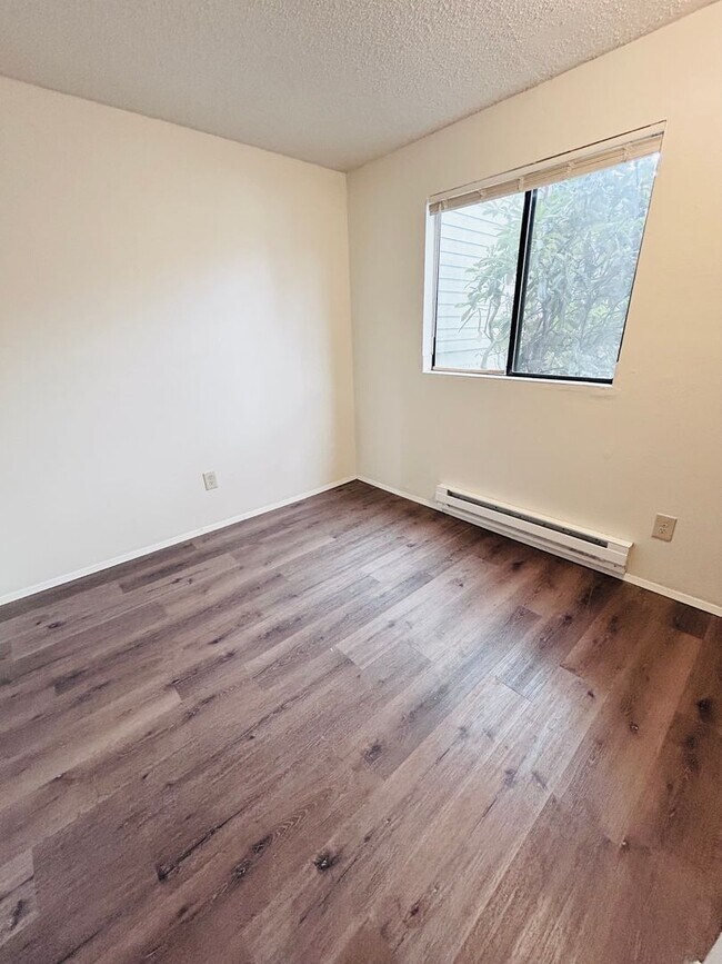 Building Photo - ***PENDING APPLICATION***Great 3 Bedroom 1.75 Bathroom Condo! Washer/Dryer Hook Ups! W/S/G Paid!