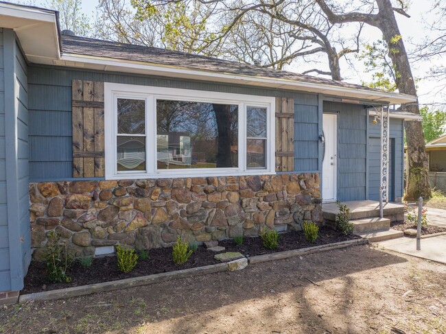 Building Photo - Freshly Updated 2 Bedroom House