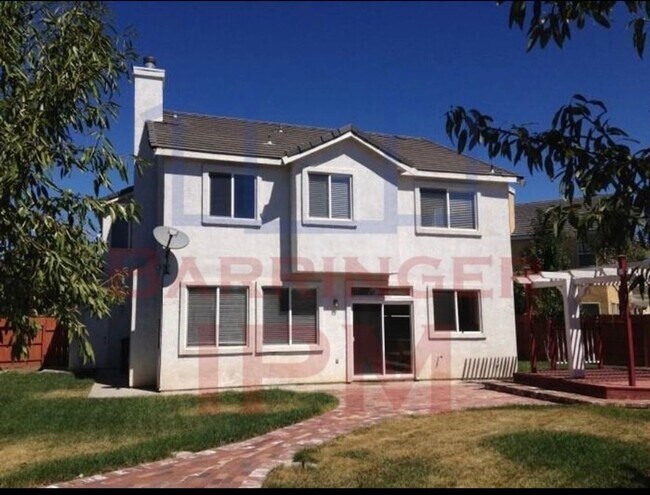 Building Photo - Close to freeway and shopping