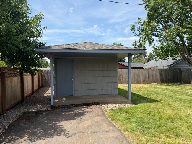 Building Photo - Updated 2 bedroom 1 bath duplex!