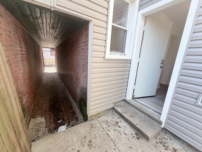 Building Photo - 2-bedroom HOUSE near University City!