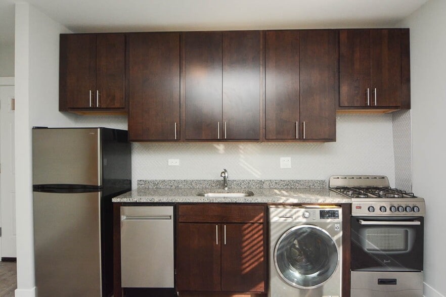 Building Photo - 533 W Belden Ave