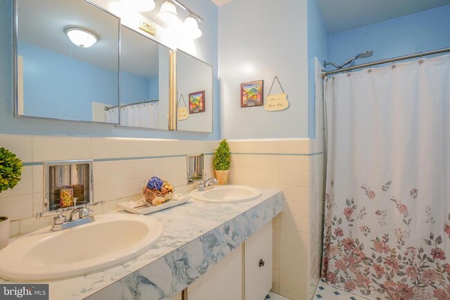 Building Photo - 245 Barclay Cir