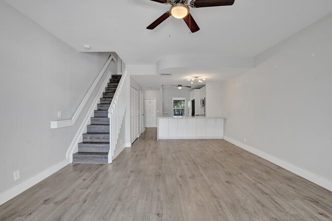 Building Photo - 9913 NW 57th Manor