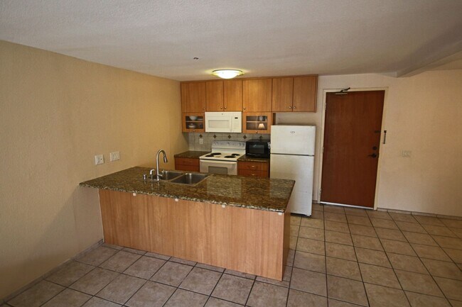 Building Photo - Best Priced 2 Bedroom Condo in the Heart of UTC