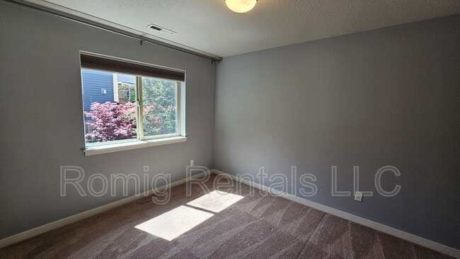 Building Photo - 1405 NE 71st Dr