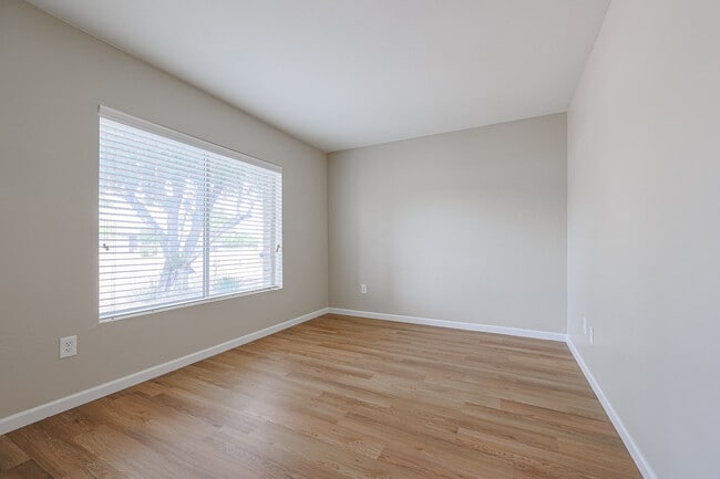 Building Photo - 6519 S Elm St