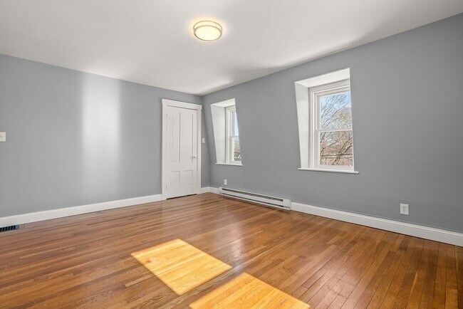 Building Photo - 1104 Pleasant St