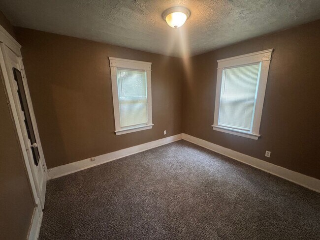 Building Photo - 1056 E 99th St