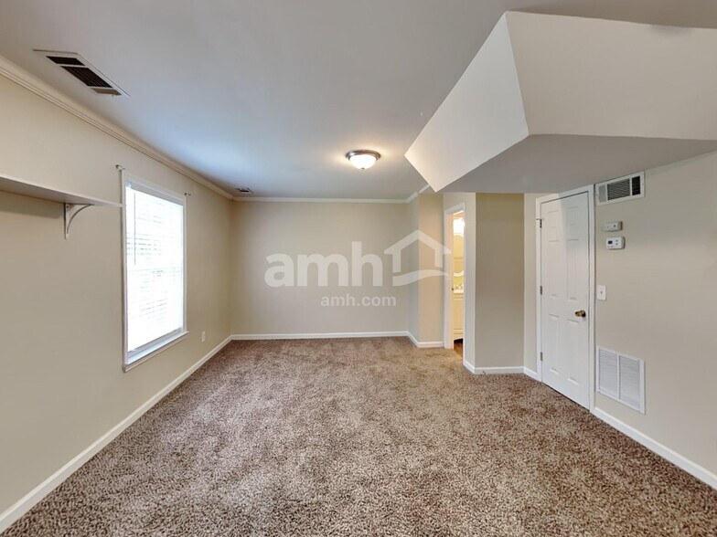 Building Photo - 1021 Whispering Woods Dr