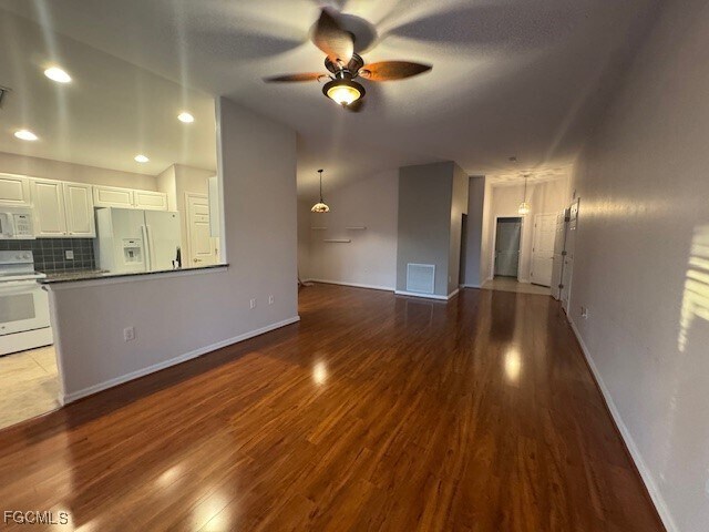 Building Photo - 10018 Oakhurst Way