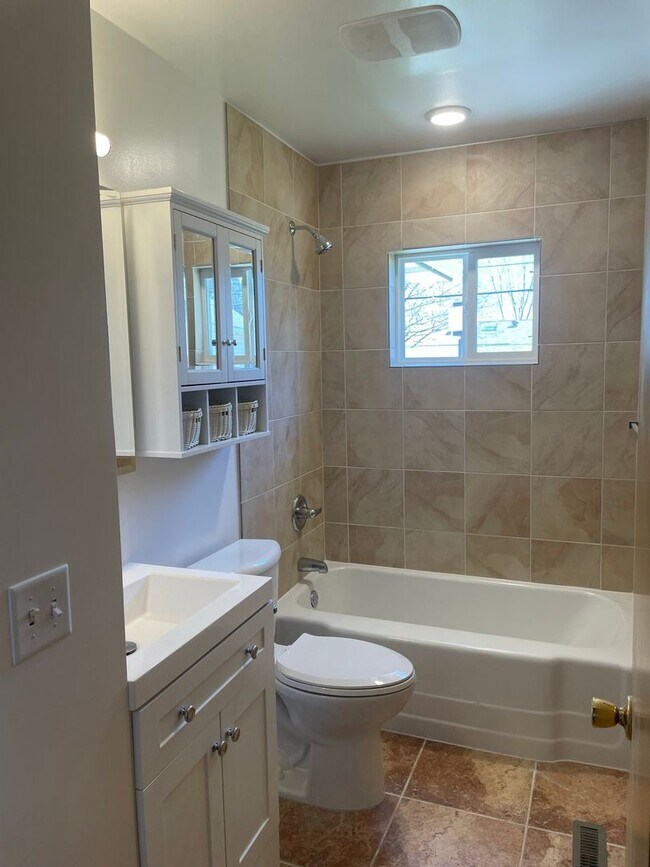 Building Photo - Highland Home for Rent