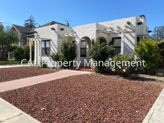 Building Photo - Charming 2 Bed/1.5 Bath house!