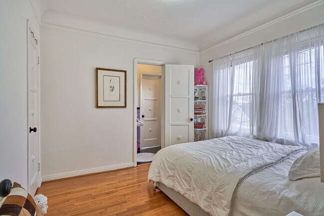 Building Photo - 1237 Hi Point St