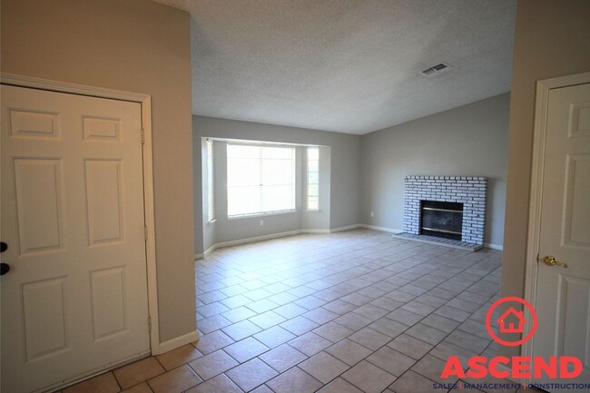 Building Photo - Cozy Home Located In Oildale!