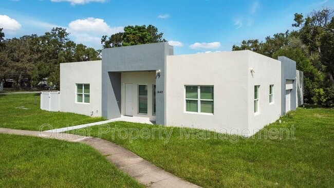 Building Photo - 1649 Lake Dr