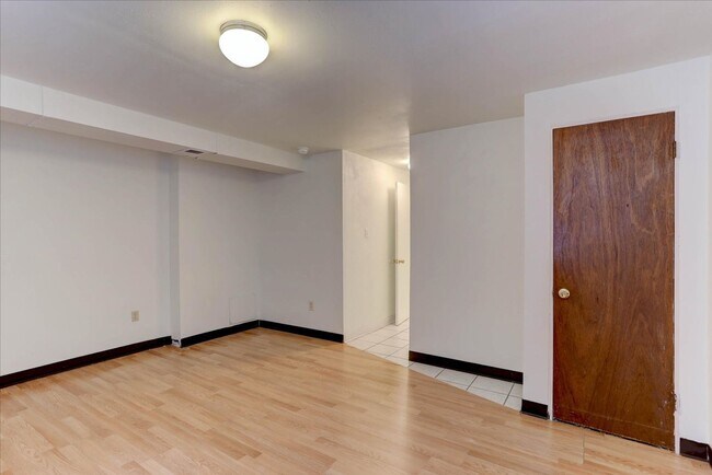 Building Photo - Views,  Garage, End Unit Townhome