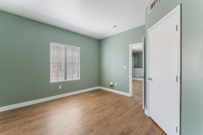 Building Photo - Stylish Condo with Modern Upgrades!