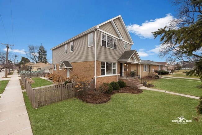 Primary Photo - Stunning 4 Bedroom, 3.5 Bath Executive Rental